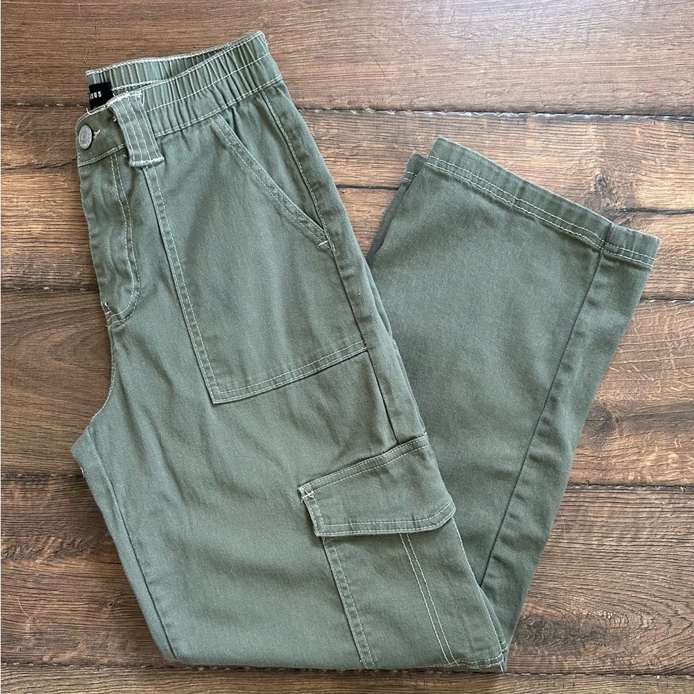 JUNIORS ALMOST FAMOUS HIGH-RISE SKATER CARGO PANTS
SIZE: S
Color: DUSTY OLIVE